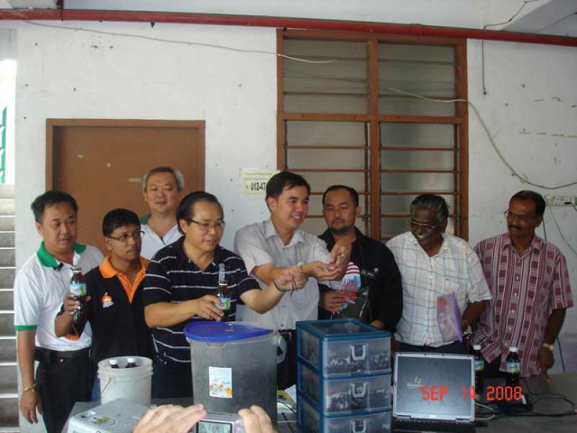 Ahli Majlis En. Soon Lip Chee menunjukkan membuat kompos dengan membiak cancing di Pangsapuri Bagan Sena pada 14 Sep. 2008